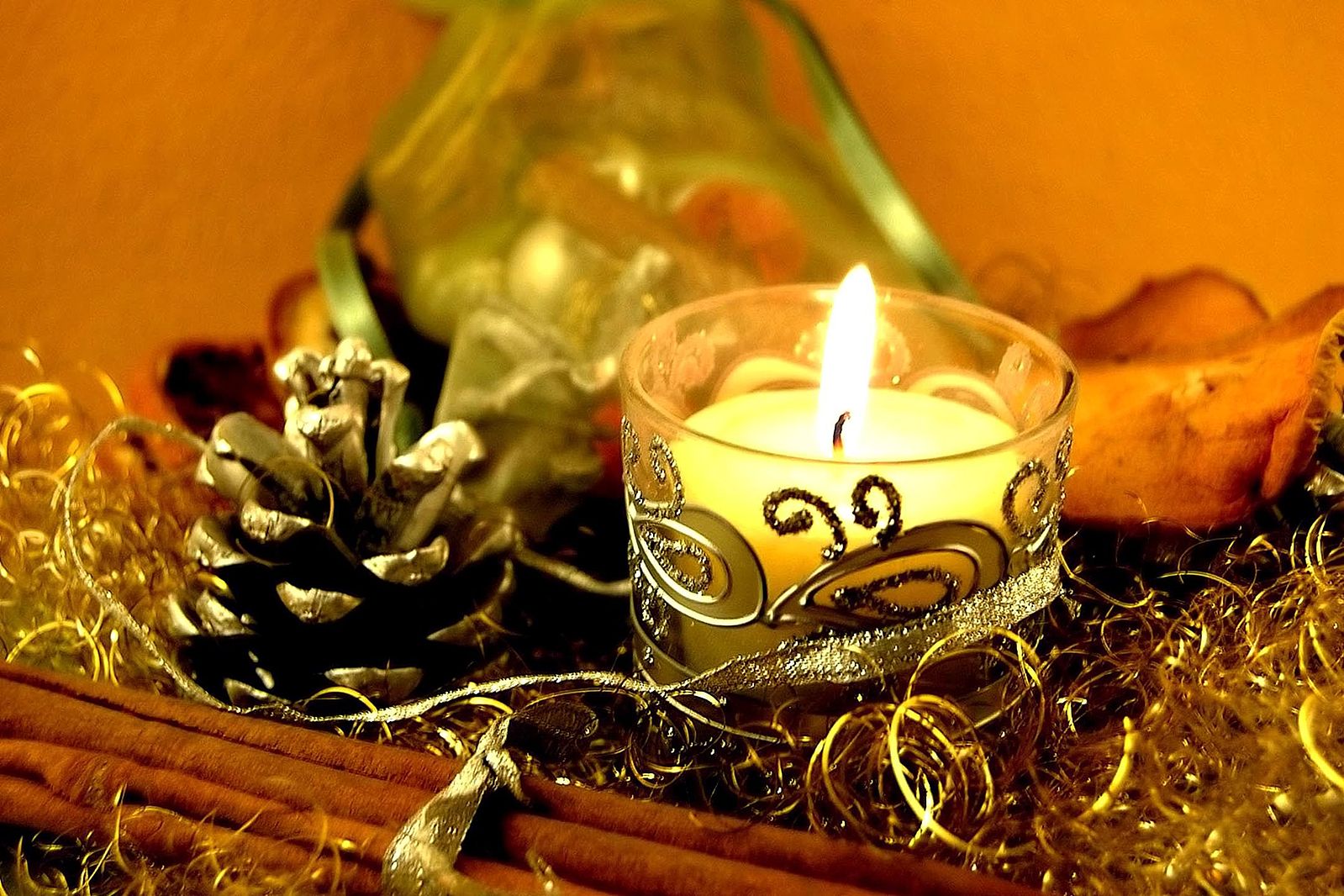 Christmas Candle in gold decor