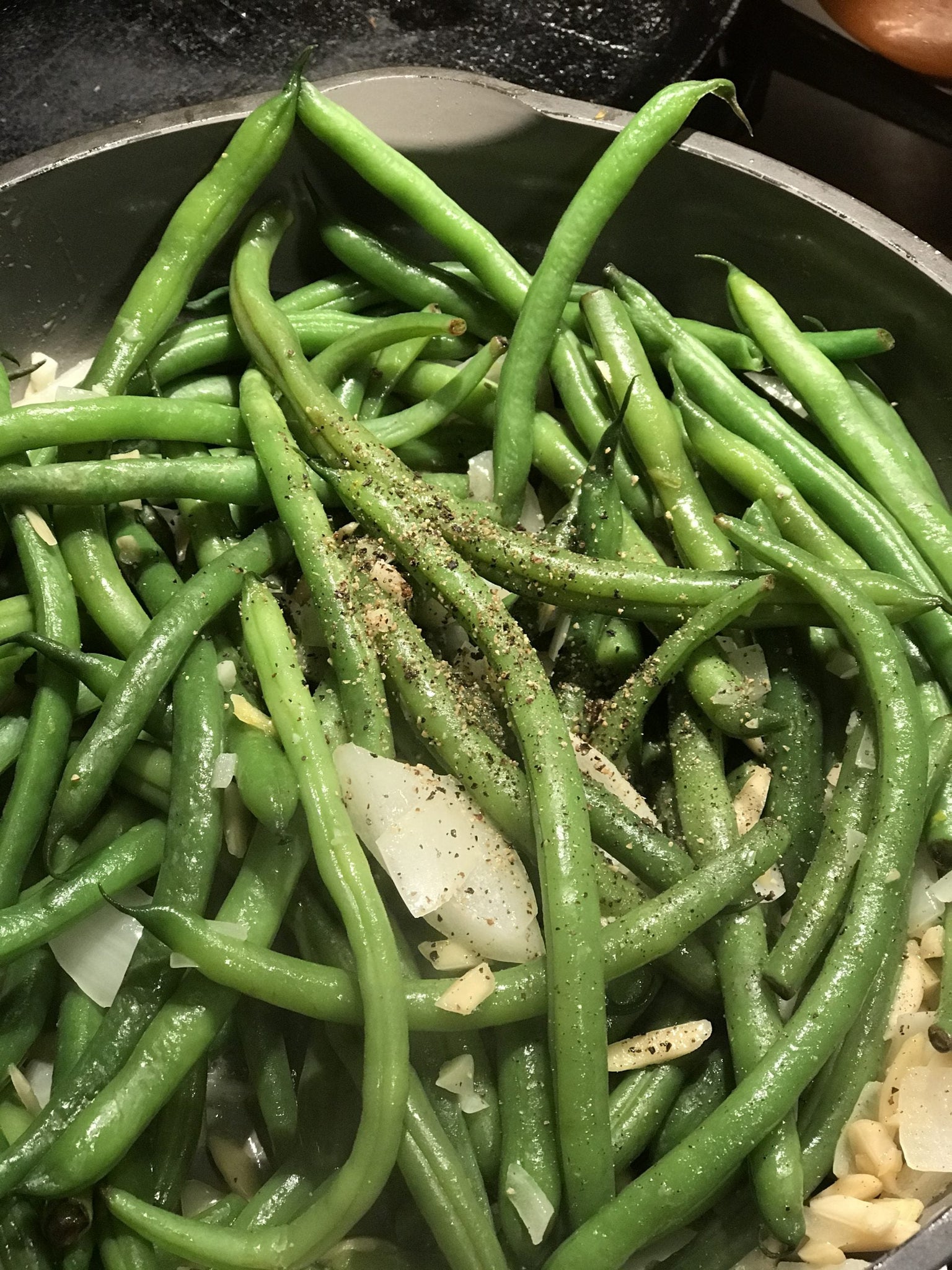 Green beans in a pan with almonds and spices